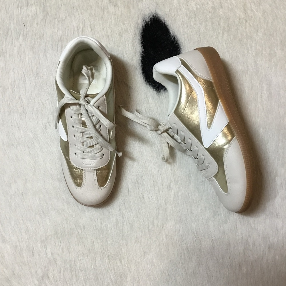 DV by Dolce Vita Quantum sneakers in a gold and white/tan colorway - Picture 2 of 7